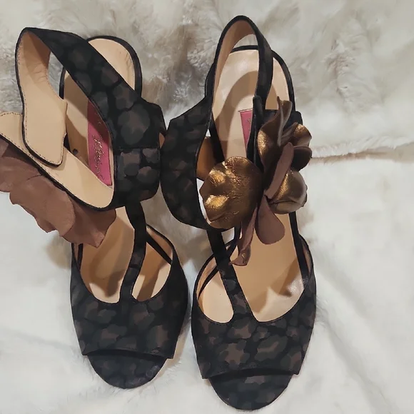 Betsey Johnson Black and Metallic Gold Floral Heels - Picture 7 of 7